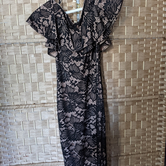 🌺Moving Sale!🪴 Le Chateau Lace Bodycon Dress - Picture 2 of 5